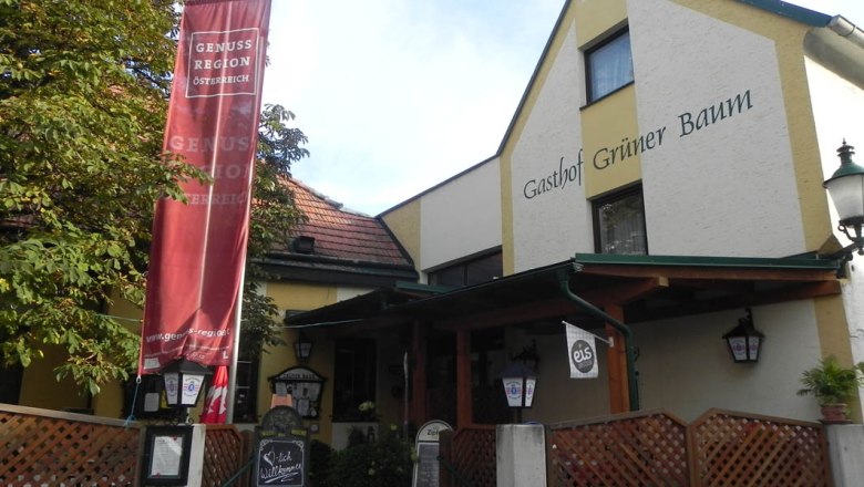 Green Tree Inn, © Wirtshaus Grüner Baum, Foto: Magdalena Endes Entrance to the Grüner Baum inn with red banner and welcome sign.