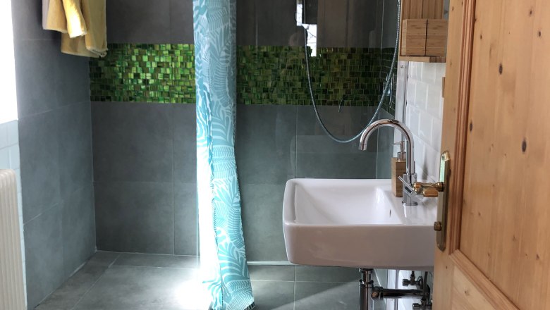 Bathroom, © Romana Wiener Modern bathroom with shower, washbasin and blue shower curtain.
