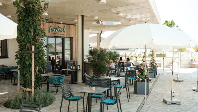 free outdoor area, © Michael Reidinger Outdoor area of a café with tables, chairs and parasols.