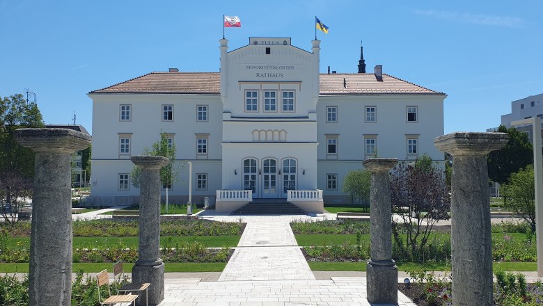 Tulln's Nibelungenplatz, © Stadtgemeinde Tulln Town hall from the front with waving flags and path to the entrance