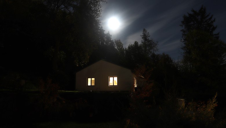 ur_house_outside_moon_night_3313, © Martin Lugmayr ur_house_outside_moon_night_3313, © Martin Lugmayr