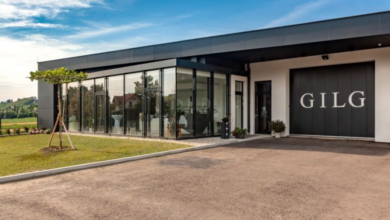 Gilg Winery, © Alexander Seidl Modern building with glass façade and the inscription 'GILG'.