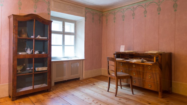 Beethoven House apartment, © Stadtgemeinde Baden Historic room with antique cupboard and desk.