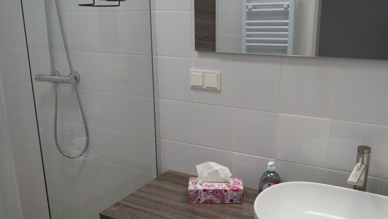 Country house Krell, © Weingut Krell Modern bathroom with glass shower, washbasin and mirror.