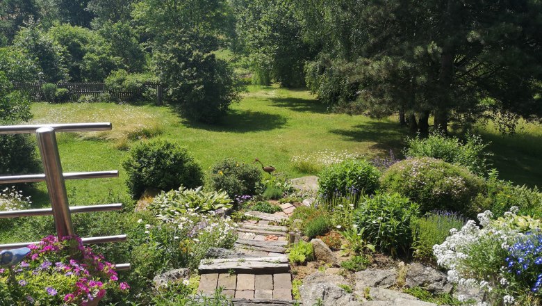 Watzl Albrechts show garden (02), © Natur im Garten" A well-kept garden with flowers, shrubs and a lawn area in the background.