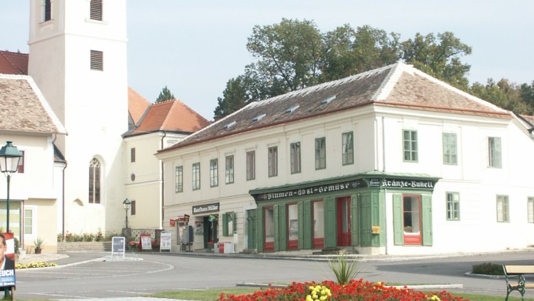 Main square in Sitzendorf an der Schmida, © Gemeinde Sitzendorf/ Schmida Main square in Sitzendorf an der Schmida with church and flower bed.