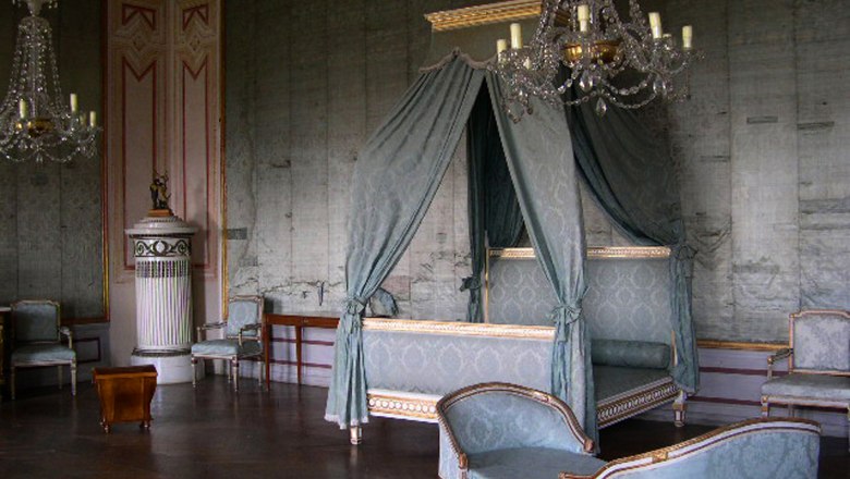 Loosdorf Castle, © Anita Hahn Elegant room in Loosdorf Castle with four-poster bed and chandeliers.