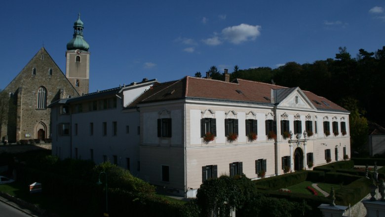 Großrußbach Castle Educational Center, © Bildungshaus Großrußbach Schloss Großrußbach education center with the church in the background.