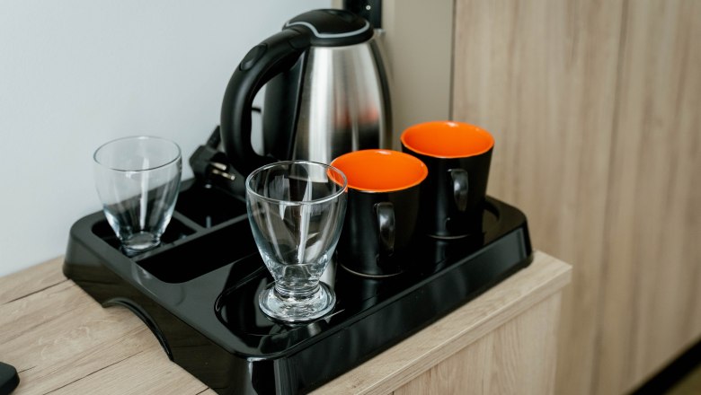 Hotel Lamede, © Hotel Lamede Tray with kettle, two glasses and two cups.