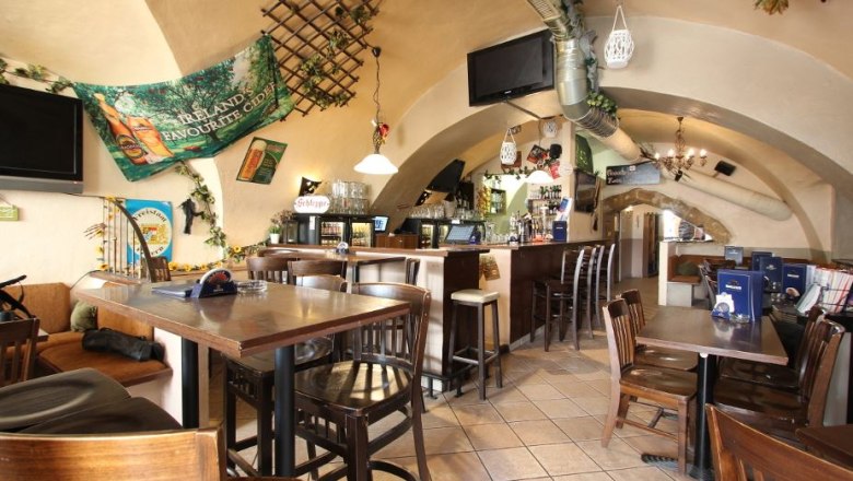 Siegl's Pub, © Siegl´s Pub - Simone Pichler Interior view of a cozy pub with wooden furniture and bar.