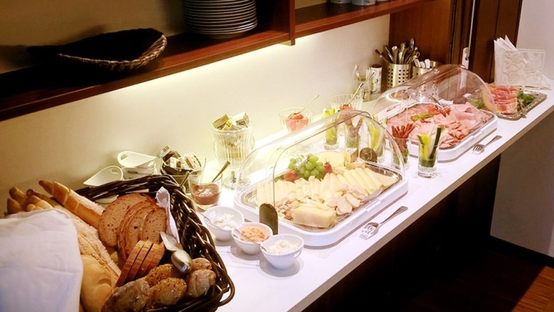 Pension Brandl, © Karin & Herbert Brandl Breakfast buffet with bread, cold cuts and cheese.