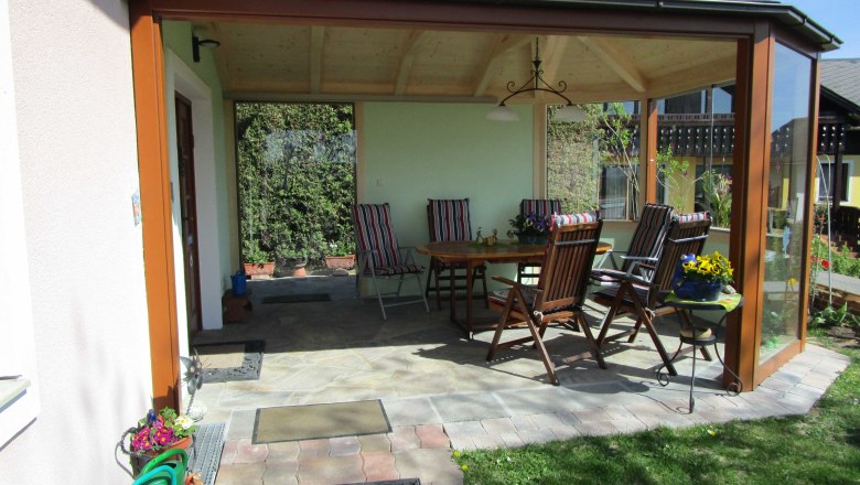 Sundl House conservatory, © Margit Siebenhandl Conservatory with table and chairs