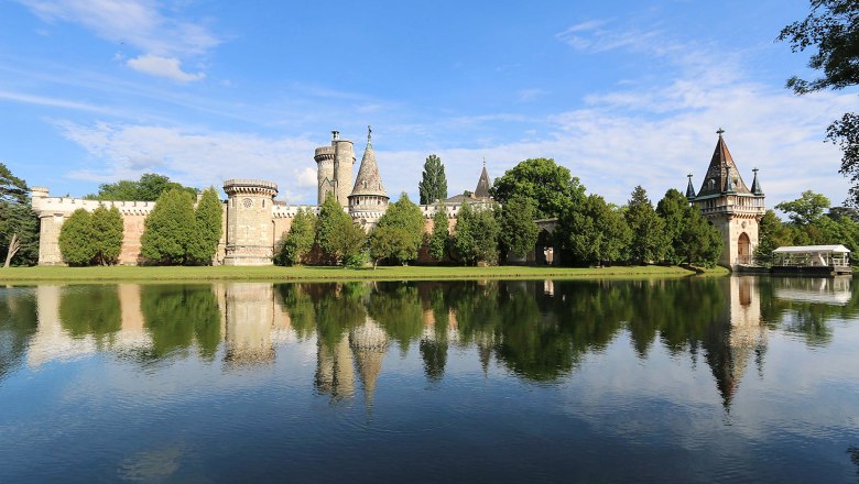 Laxenburg Palace Park, © DI Wolfgang Mastny Laxenburg Palace Park with moat and palace in the background.