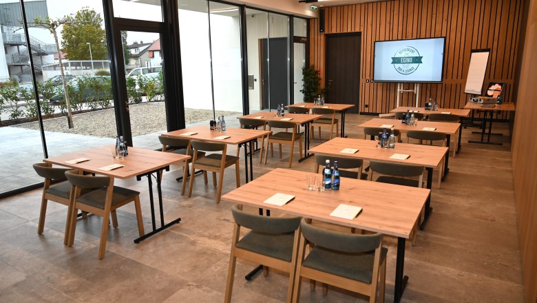 Seminar room Kogelstein, © EGINO-Premium Hotel, Restaurant & Bar Modern seminar room with wooden tables, chairs and presentation technology.
