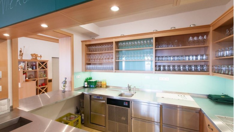 Wine tavern Schauhuber, © Daniela Schauhuber Bar with glasses