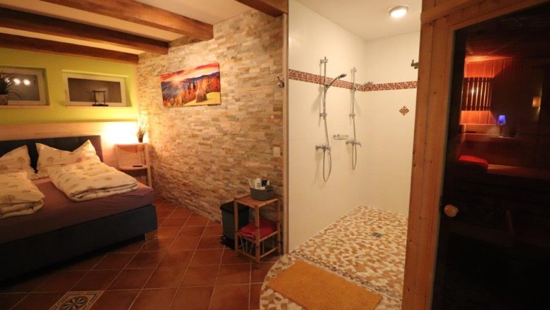 TDR private room Sischka room, © Sischka Guest room with view of the bed and shower