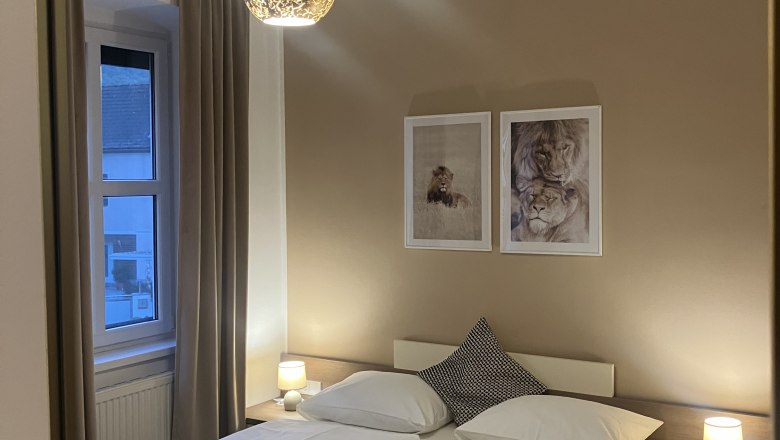 Double room, © Johnys Jungle A cozy double room with two beds, decorative lamps and pictures on the wall.