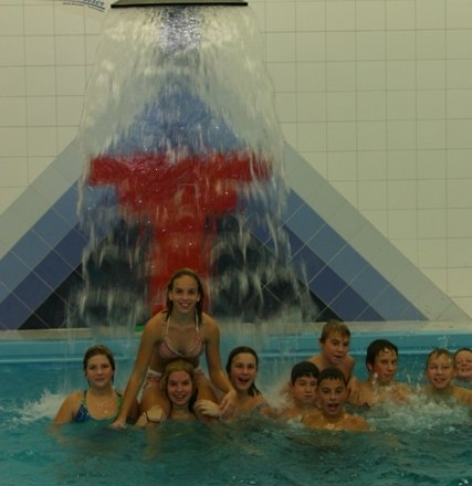 Indoor swimming pool Dobersberg, © Gemeinde Dobersberg Group of children in the indoor pool under a waterfall.