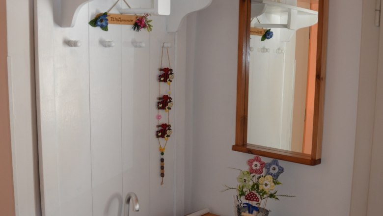 front_house_1, © Karl Temper Entrance area with coat rack, mirror, umbrella stand and decoration.