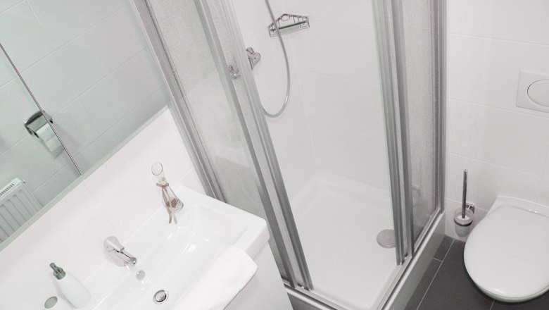 UHL workers' quarter, © Arbeiterquartier UHL Modern bathroom with shower, washbasin and toilet.