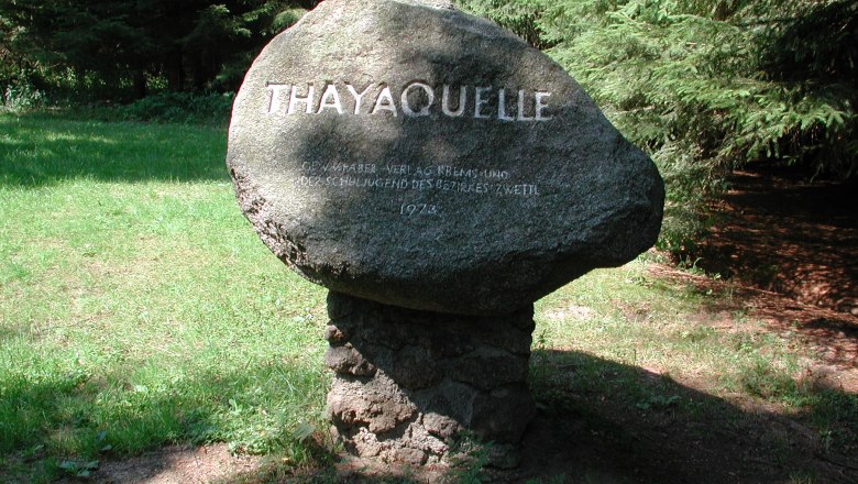 Thaya spring stone, © MG Schweiggers A memorial stone with the inscription 'Thayaquelle' in the forest.