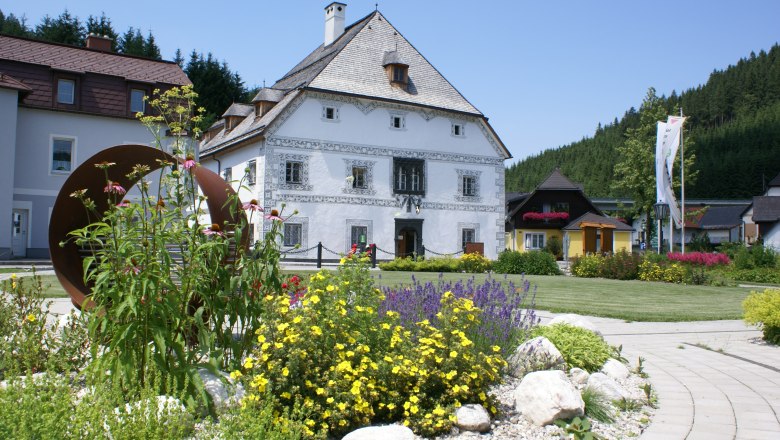 Amonhaus Lunz am See, © weinfranz.at Historic building with flower bed in the foreground in Lunz am See.