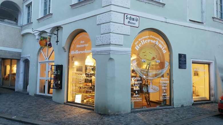 Hellerschmid at the Steinertor, © Roman Zöchlinger Entrance to a store called Hellerschmid in an old town street.