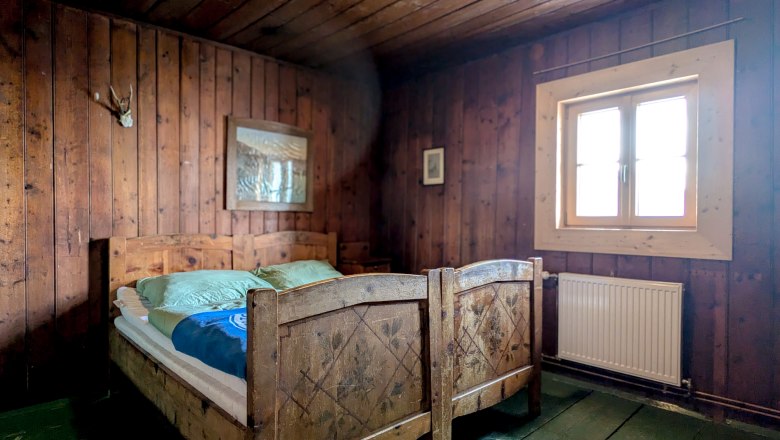 Karl-Ludwig-Haus double room, © Kai Weidinger Rustic double room with wooden walls and furniture, two single beds, window and heating.