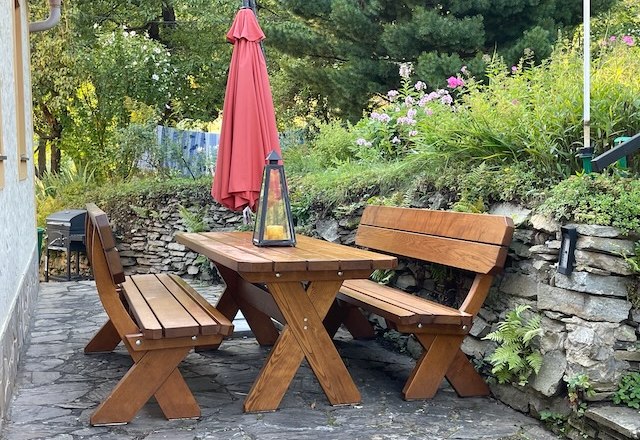 Wooden bench set terrace, © Christoph Gabrisch 2024 Wooden bench set terrace, © Christoph Gabrisch 2024