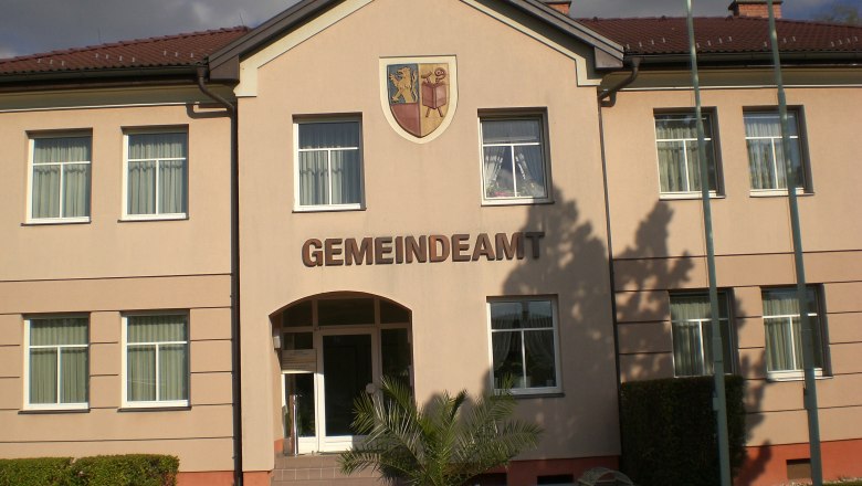 Municipal office Grafenbach-St. Valentin, © Gemeinde Grafenbach-St. Valentin Front view of the Grafenbach-St. Valentin municipal office with coat of arms above the entrance.