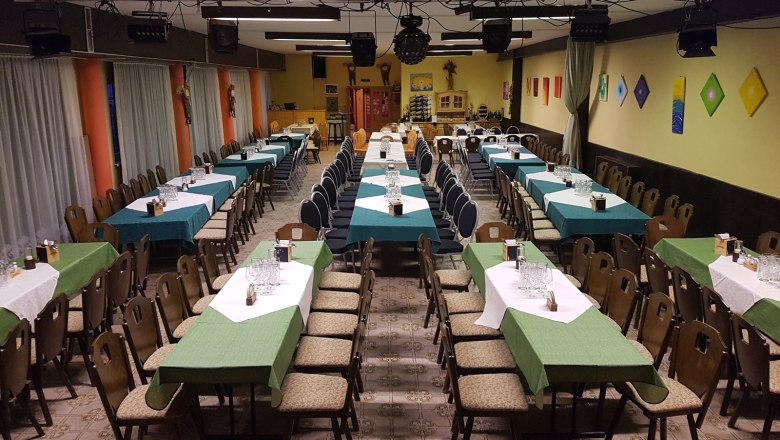 Bernhart pub stage, © Wirtshausbühne Bernhart A large hall with long, laid tables and chairs, ready for an event.