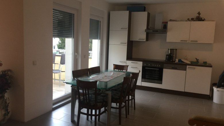 Kitchen & breakfast room, Privatzimmer Jarosch, Tulln, © Familie Jarosch Shared kitchen with dining table