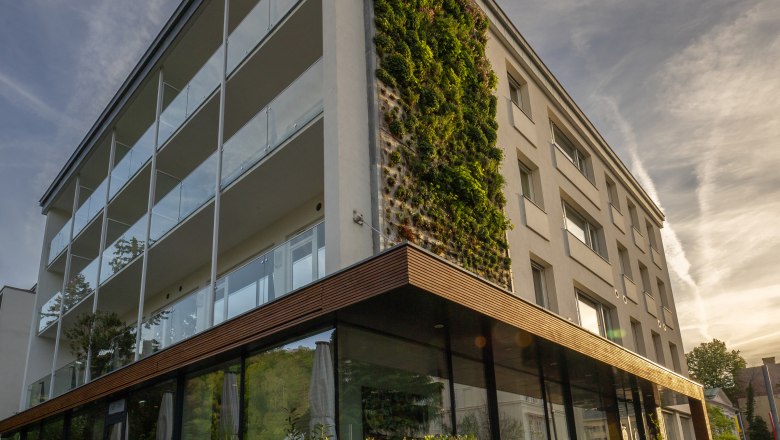 At the Park Hotel, © Niederösterreich Werbung / Maximilian Pawlikowsky Modern hotel building with vertical garden wall and glass façade.