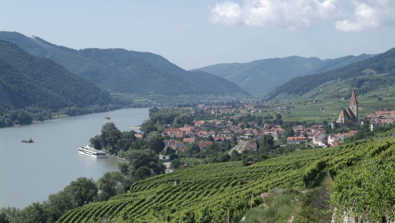 Weißenkirchen, © Steve Haider View of Weißenkirchen in the Wachau with the Danube and vineyards.