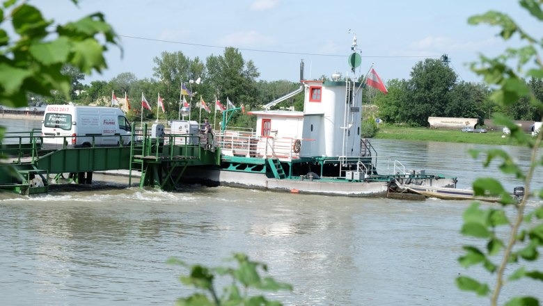 Danube roller ferry near Korneuburg-Klosterneuburg, © Benjamin Zibuschka Rolling ferry on the Danube at Korneuburg-Klosterneuburg with vehicles and flags.