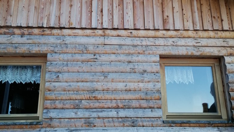 Sumpihittn #2, © Wiener Alpen Klikovics Wooden hut with the inscription 'Sumpihittn #2' above the windows.