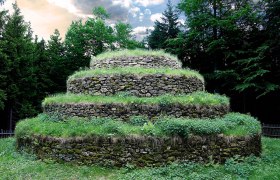 Stone pyramid, Groß Gerungs power arena, © Fotostudio Baumgartner Stone pyramid in the Groß Gerungs power arena, surrounded by trees.