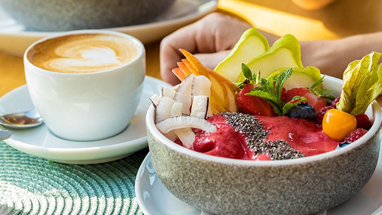 Eis-Greissler coffee house, breakfast, © Blochberger Eisproduktion GmbH Breakfast with coffee and smoothie bowl with fruit and chia seeds.