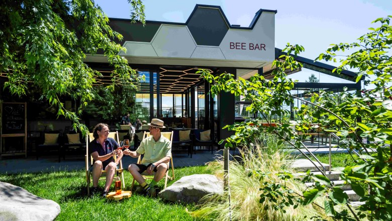 In the garden in front of the Bee Bar, © Robert Herbst In the garden in front of the Bee Bar, © Robert Herbst