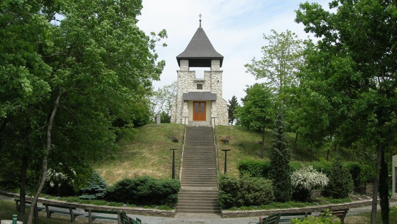 War memorial, © Gemeinde Altlichtenwarth A stone war memorial with a tower and steps, surrounded by trees and benches.
