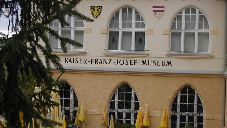 Emperor Franz Josef Museum, © Kaiser Franz Museum Facade of the Kaiser-Franz-Josef-Museum with windows and coat of arms.