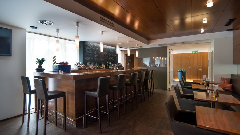 Bar, © Boutiquehotel hein Modern bar with wooden counter and high stools.