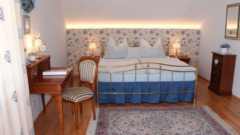 Forget-me-not, © Beherberger Cozy bedroom with double bed, desk and carpet.