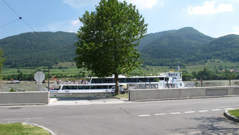 Danube banks with ship in Spitz, © Donau Niederösterreich Tourismus GmbH BF Danube banks with ship in Spitz, © Donau Niederösterreich Tourismus GmbH BF