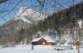 Falkenstein Nature Park, © Marktgemeinde Schwarzau im Gebirge Snow-covered landscape in the Falkenstein Nature Park with wooden hut and wooded mountain in the background.