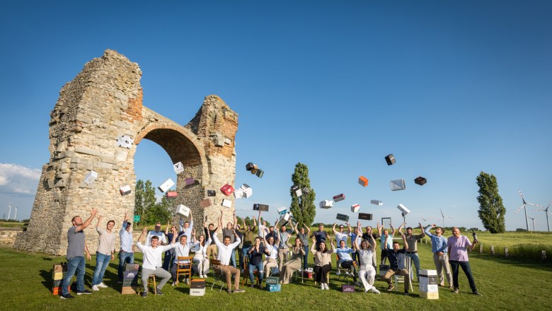 Rubin Carnuntum Winegrower, © Anna Stöcher Group photo of Rubin Carnuntum winegrowers in front of the Heidentor