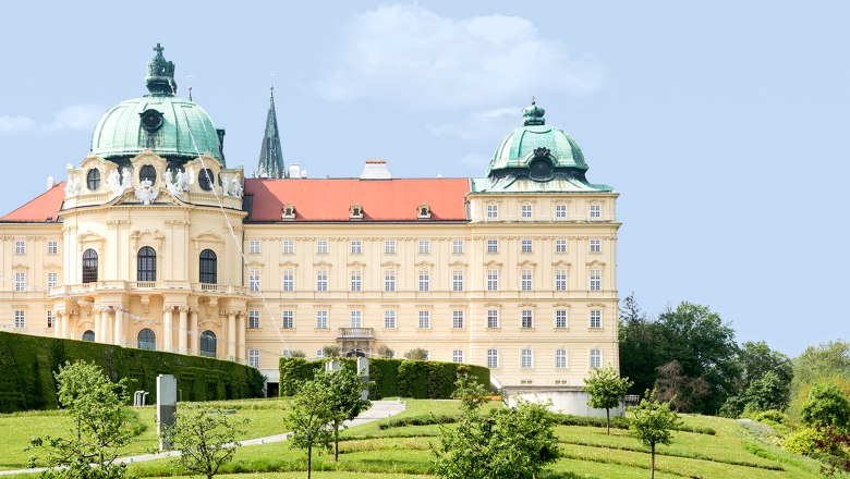Stift Klosterneuburg, © stiftklosterneuburg Stift Klosterneuburg with green domes and well-tended garden in the foreground.
