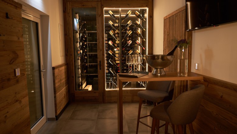 Wine enjoyment, © Philipp Monihart – www.charakter.photos Wine cellar with bottle rack and bar table with glasses.
