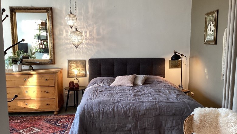 Apartment to feel good in, © Weitschacher Cozy bedroom with double bed, wooden furniture and oriental carpet.