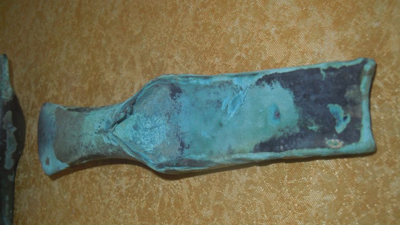 Local history exhibits, © Heimatmuseum Hofstetten-Grünau An old, oxidized metal tool on a yellow background.